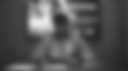 Damarion Williams signs rookie contract.