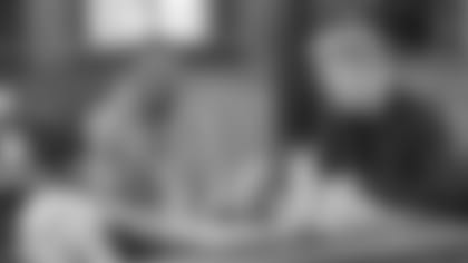 Former WR Torrey Smith and his son chat with Gordon Ramsey