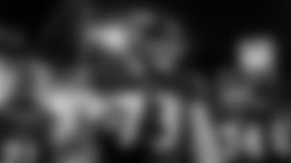 Marshal Yanda gives a pregame speech.