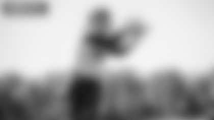 Logan Thomas makes a catch during practice on Oct. 1, 2021. (Emilee Fails/Washington Football Team)