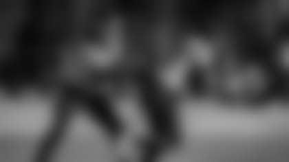 Alex Smith hands off the ball to Antonio Gibson during practice on Nov. 24, 2020. (Elijah Walter Griffin Sr./Washington Football Team)