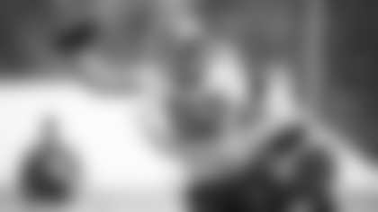 Logan Thomas makes a one-handed catches during Washington's OTAs. (Emilee Fails/Washington Football Team)