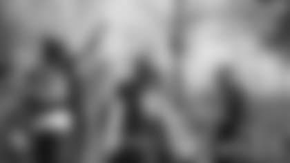 Thomas Davis Sr., Time Settle and Cole Holcomb go through practice on Nov. 24, 2020. (Elijah Walter Griffin Sr./Washington Football Team)