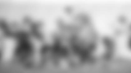 Alex Smith throw a pass during practice on Nov. 11, 2020. (Emilee Fails/Washington Football Team)