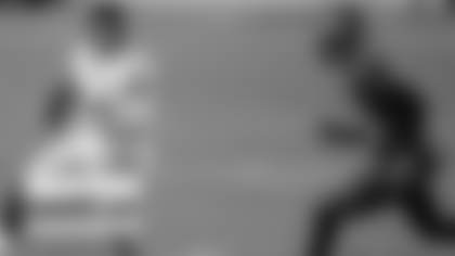 Rookie running back Antonio Gibson carries the ball during the Washington Football Team's game against the Tampa Bay Buccaneers on Jan. 9, 2021. (Emilee Fails/Washington Football Team)