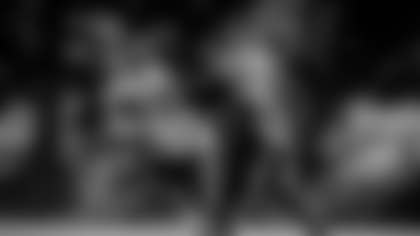 Kyle Allen hands off the ball to Peyton Barber during practice on Oct. 8, 2020. (Elijah Walter Griffin Sr./Washington Football Team)