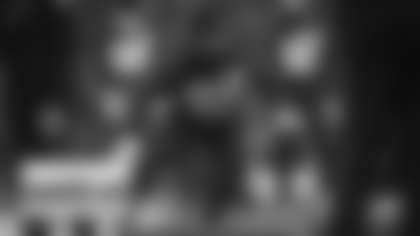 Jon Bostic goes through bag drills during practice on Dec. 31, 2020. (Emilee Fails/Washington Football Team)