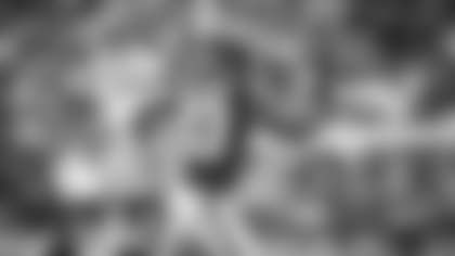 Ricky Seals-Jones make a one-handed catch during the Washington Football Team's game against the New Orleans Saints. (Karlee Sell/Washington Football Team)