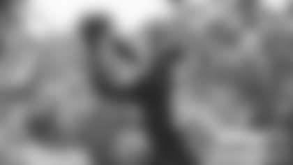 Jamin Davis hauls in a catch during practice on Aug. 18. (Emilee Fails/Washington Football Team)