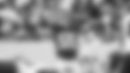 Cole Holcomb directs the Washington Football Team's defense during the team's Week 17 game against the Philadelphia Eagles. (Emilee Fails/Washington Football Team)