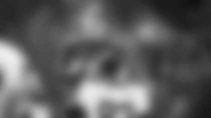 Offensive coordinator Scott Turner speaks to Ricky Seals-Jones during practice on Oct. 7, 2021. (Emilee Fails/Washington Football Team)