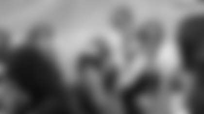 Alex Smith gets ready to run a play in practice on Dec. 4, 2020. (Emilee Fails/Washington Football Team)