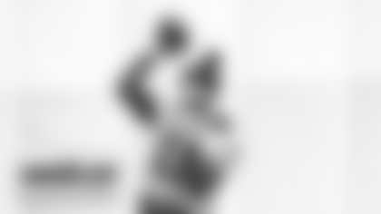 Alex Smith makes a throw during the Washington Football Team's practice on Dec. 18, 2020. (Emilee Fails/Washington Football Team)