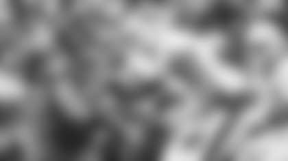 Jonathan Allen rushes the passer during the NFC's matchup against the AFC in the 2022 Pro Bowl. (Emilee Fails/Washington Commanders)