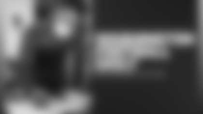 Jonathan Allen paints a picture with one of the kids at Sasha Bruce Youthworks. (Emilee Fails/Washington Football Team)