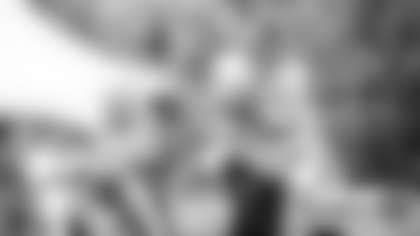 Ryan Fitzpatrick hands off the ball the Antonio Gibson during practice. (Emilee Fails/Washington Football Team)