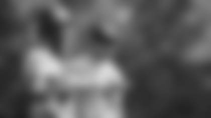 Ryan Fitzpatrick gives some advice to Taylor Heinicke between plays. (Emilee Fails/Washington Football Team)