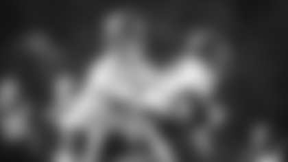 Taylor Heinicke hands off the ball to running back Jaret Patterson during practice on Oct. 14, 2021. (Emilee Fails/Washington Football Team)