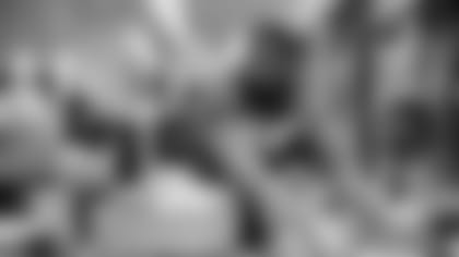 Bobby Wagner Safeway Thanksgibing Boxes-15