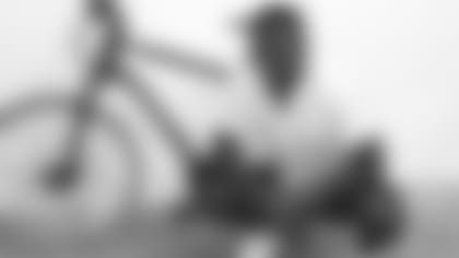 Smith-Schuster_JuJu_Mom_Bike.jpg