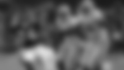 Minnesota Vikings running back Doug Chapman (34) leaves behind Green Bay Packers linebackers Nate Wayne (54) and Bernardo Harris (55) as he runs for a 15-yard gain in the first quarter in Minneapolis, Sunday, Oct. 21, 2001. (AP Photo/Jim Mone)