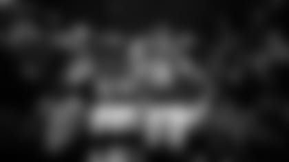 adam-thielen-huddle-2560