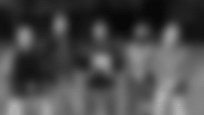 Shannon Mueller (center)