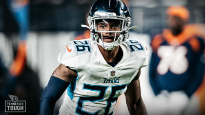 Tennessee Titans cornerback Kristian Fulton (26) ask a selfie for fans  before the NFL Football Game between the Tennessee Titans and the Houston  Texan Stock Photo - Alamy