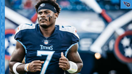 NASHVILLE, TN - AUGUST 20: Tennessee Titans quarterback Malik Willis (7)  attempts to elude the Tampa Bay defenders during the Tampa Bay Buccaneers-Tennessee  Titans Preseason game on August 20, 2022 at Nissan