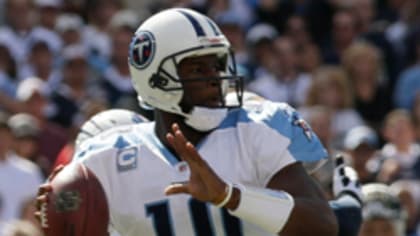 Tennessee Titans quarterback Vince Young (10) scrambles for a 3