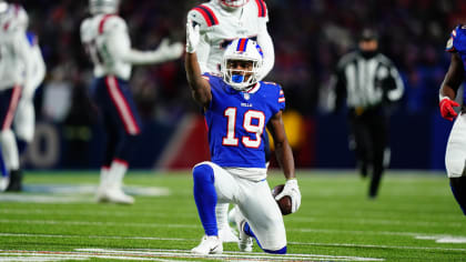 Photo: Buffalo Bills Isaiah Mckenzie stands in a huddle - NYP20190915118 