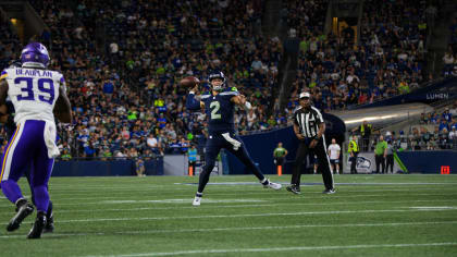 Geno Smith Heads to the Seahawks Locker Room; Drew Lock Takes Over