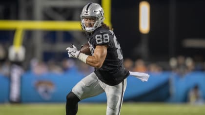 Raiders bring back TE Jacob Hollister