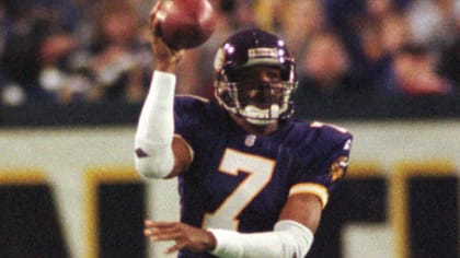 Minnesota Vikings quarterback Randall Cunningham rolls to his right looking  for a receiver during the second quarter Thursday, Nov. 26, 1998, against  the Dallas Cowboys in Irving, Texas. (AP Photo/L.M. Otero Stock