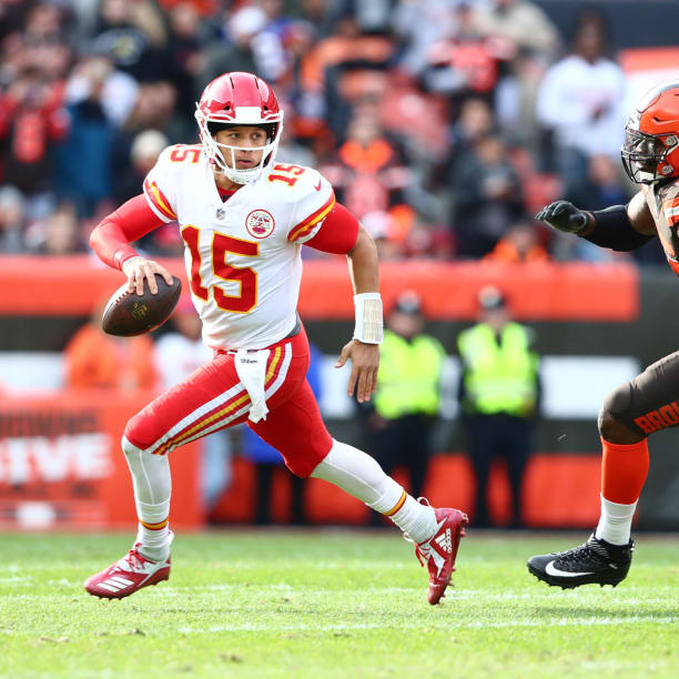 Patrick Mahomes' Diving Throw Results in 16-Yard Gain