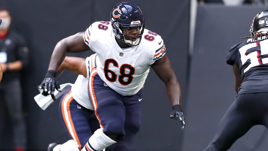 Chicago Bears guard James Daniels (68) watches the scoreboard