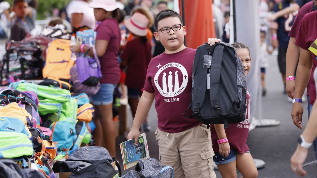 Chicago Bears, Bears Care, PNC Bank team up for drive-thru Back to School  Fair