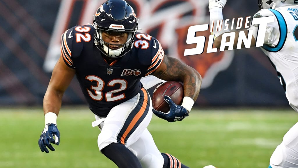 Chicago Bears running back David Montgomery catches a football prior to an  NFL football game against the Washington Redskins, Monday, Sept. 23, 2019,  in Landover, Md. (AP Photo/Mark Tenally Stock Photo - Alamy