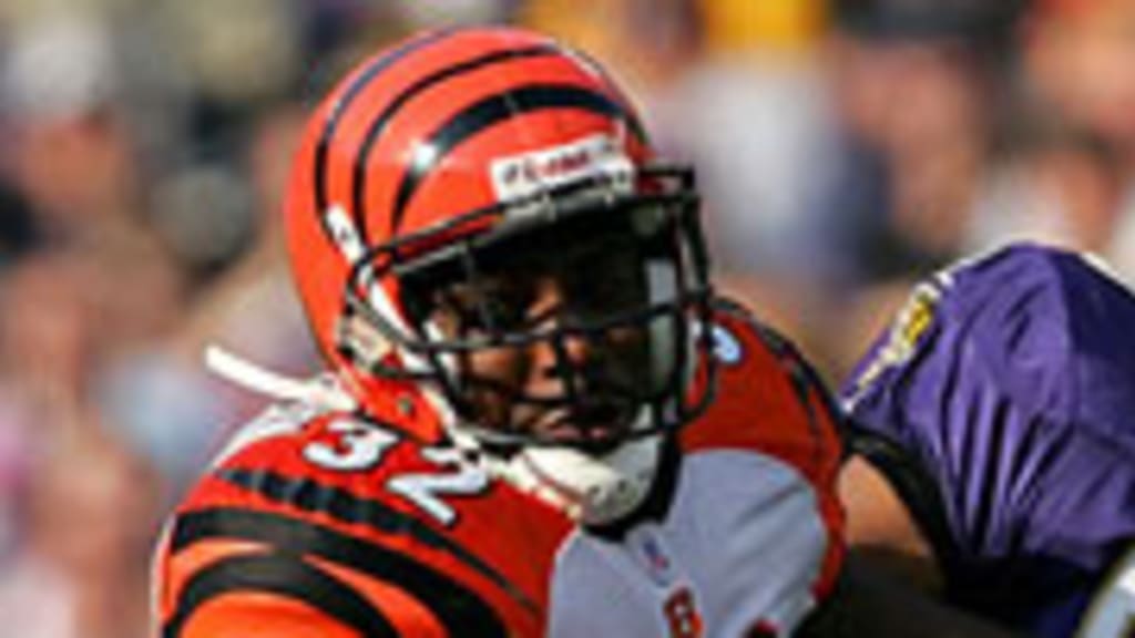 Baltimore Ravens Ray Lewis tackles Cincinnati Bengals Chris Perry