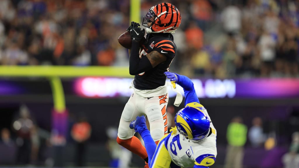 Cincinnati Bengals wide receiver Tee Higgins (85) pulls in a touchdown  catch as Los Angeles Ram …