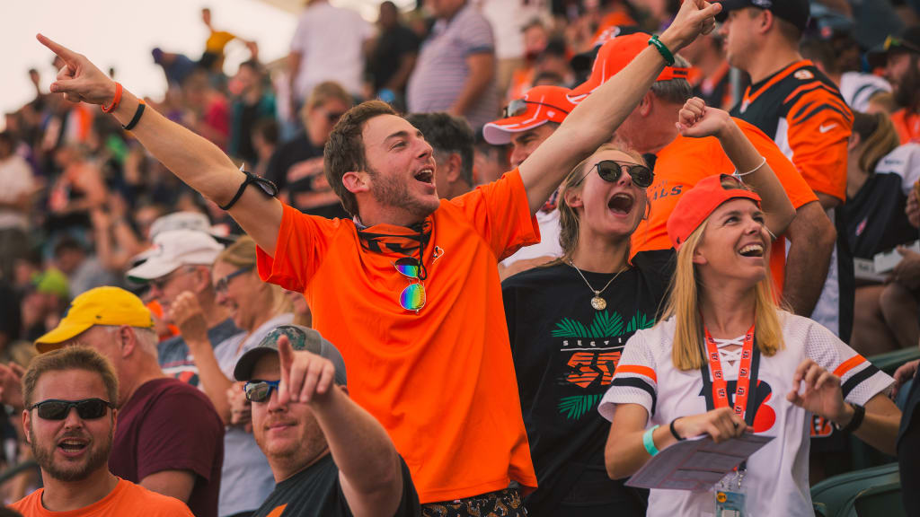 Cheering crowd welcomes Bengals home from LA