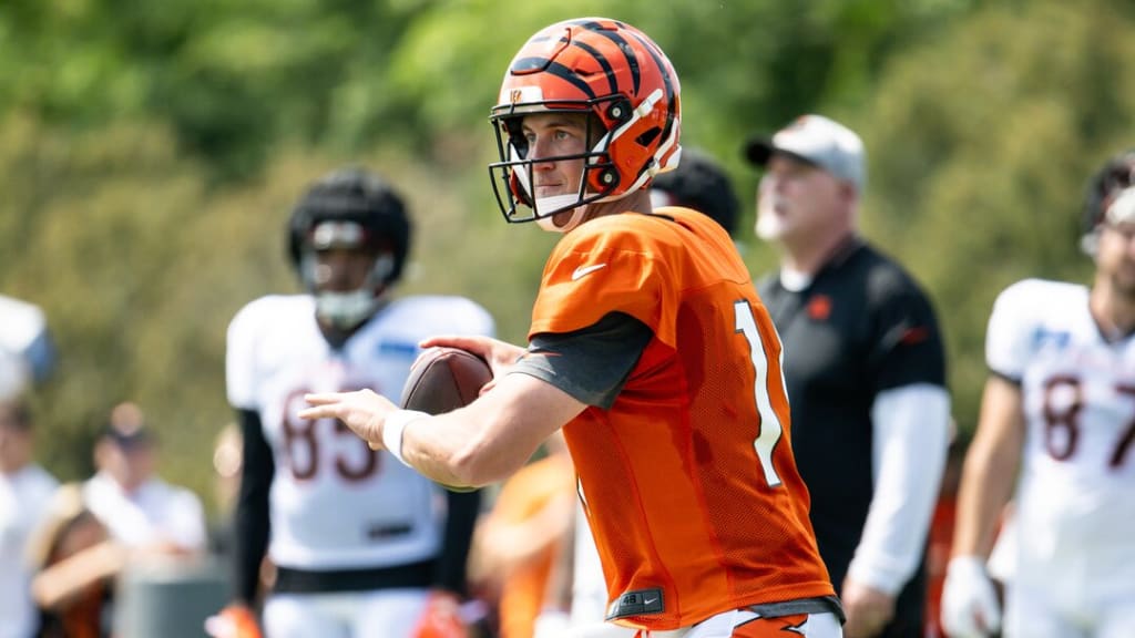 C.J. Uzomah leaves Cincinnati Bengals practice on a cart