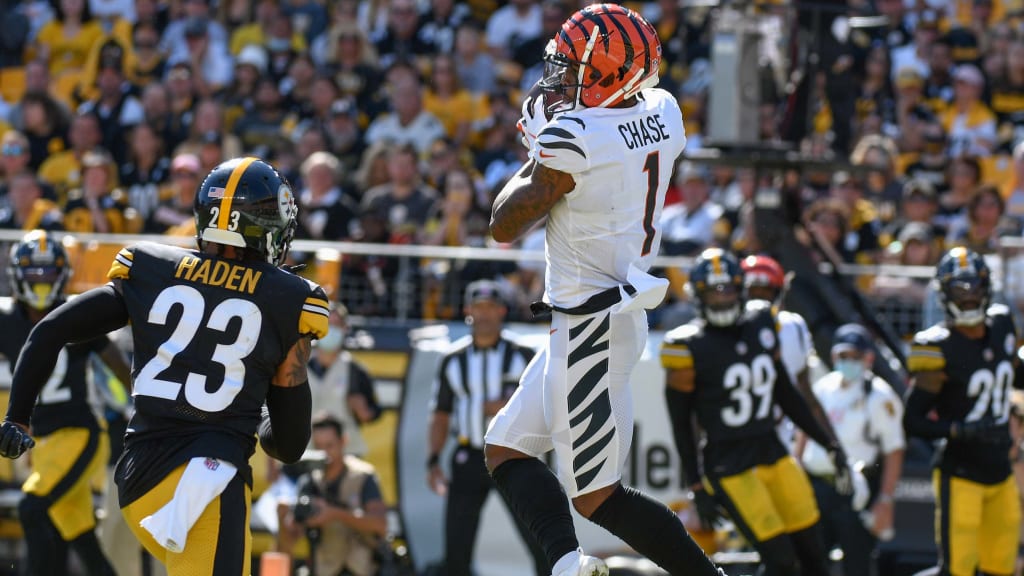 Wide receiver Isaac Curtis of the Cincinnati Bengals catches a