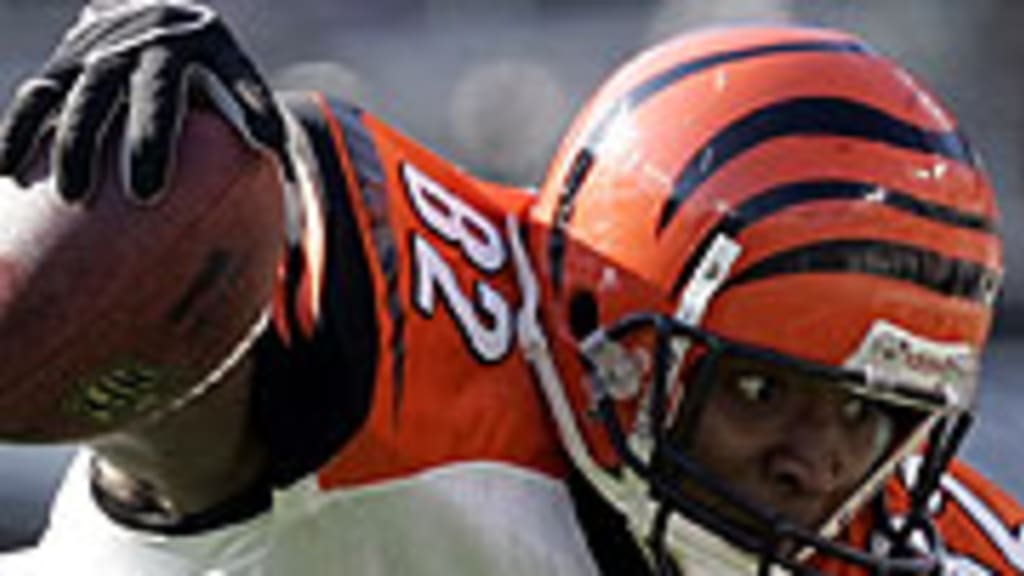 Baltimore Ravens Ray Lewis tackles Cincinnati Bengals Chris Perry