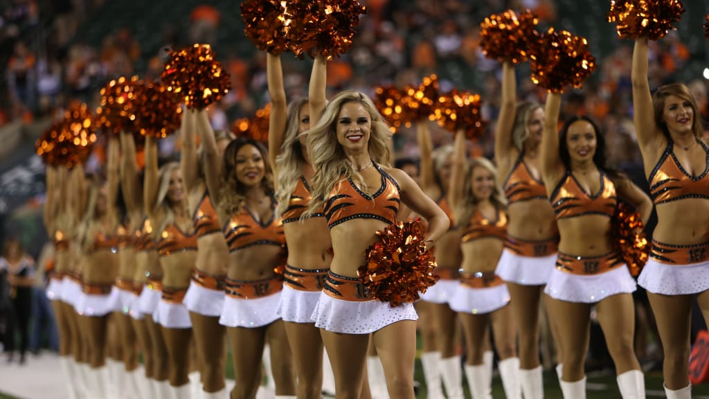 Cheerleaders On Gameday: Chicago Bears