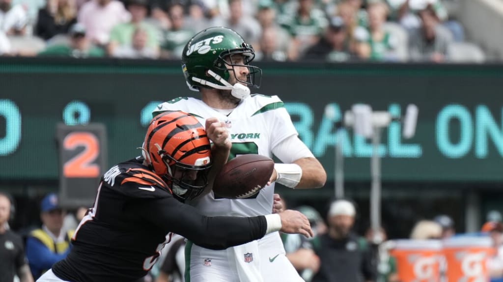 DJ Reader claps at Tyreek Hill after Bengals - Dolphins on Thursday Night  Football - Cincy Jungle