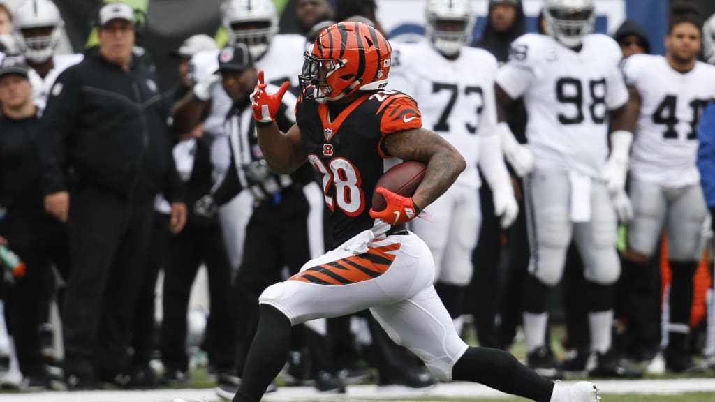 Raiders middle linebacker Marquel Lee (55) and Cincinnati Bengals