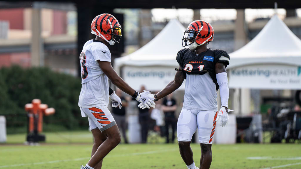 Cincinnati Bengals cornerback Mike Hilton (21) signs autographs during the  NFL football team's training camp, Thursday, July 27, 2023, in Cincinnati.  (AP Photo/Jeff Dean Stock Photo - Alamy