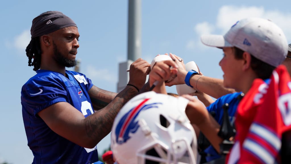 Damar Hamlin enters Buffalo Bills team locker room ahead of playoff game,  CBS broadcast shows