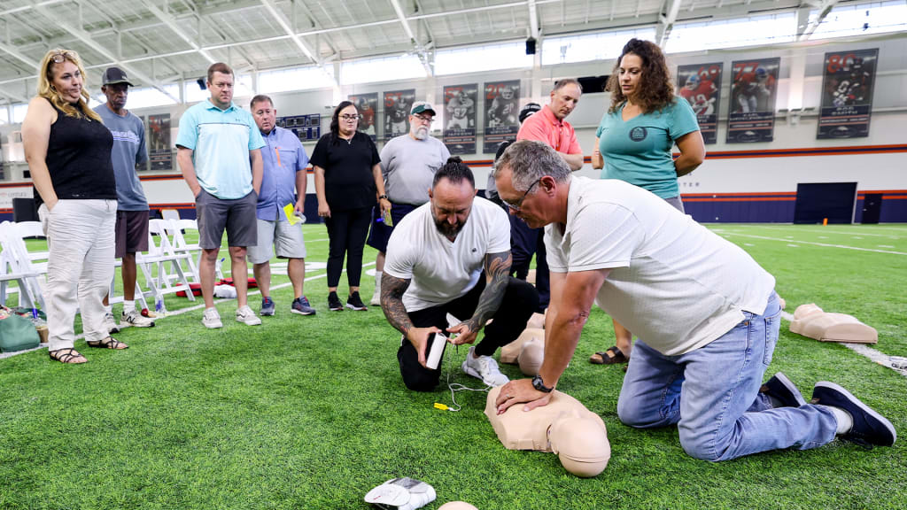 Damar Hamlin helping kids get ready for school, while promoting CPR  training